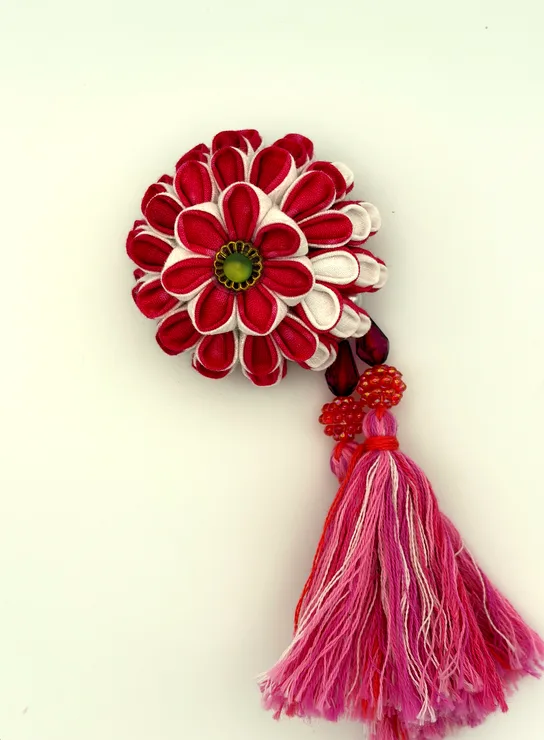 紅白のコントラストが凛とした一輪。黄緑の花芯と深紅のビーズがアクセントです。